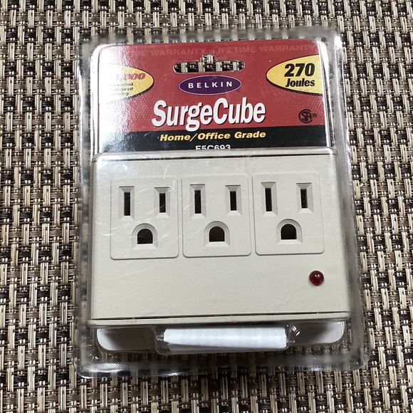 Belkin SurgeCube 270 joules Home/Office Grade F5C693 New - Picture 1 of 8